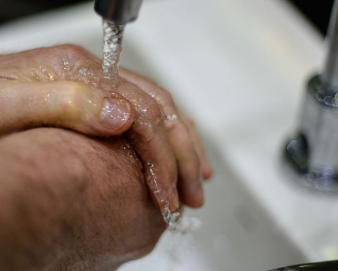 Ministers defend universal access to water and sanitation