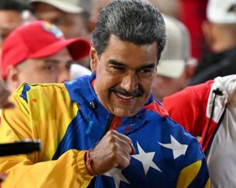 Nicolas Maduro: "We must respect the referee and nobody should try to spoil this beautiful day."