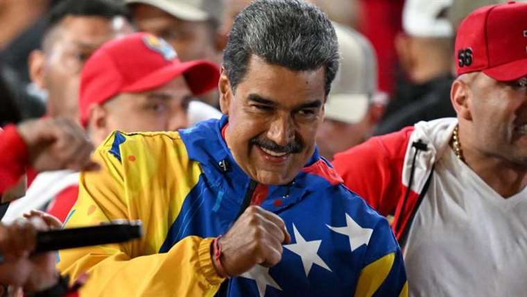 Nicolas Maduro: "We must respect the referee and nobody should try to spoil this beautiful day."