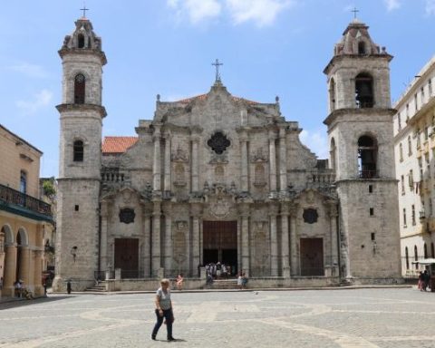 Una Plaza de la Catedral casi desolada