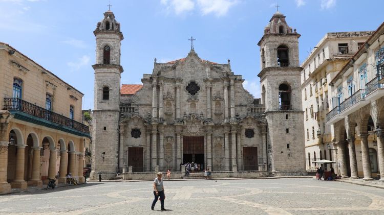 Una Plaza de la Catedral casi desolada