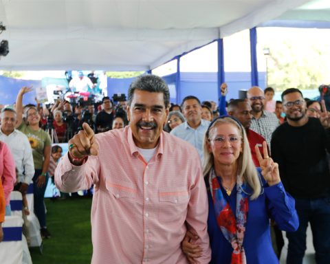 One day before the presidential elections, Maduro hands over houses in Fuerte Tiuna