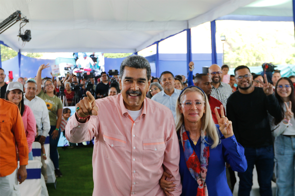 One day before the presidential elections, Maduro hands over houses in Fuerte Tiuna