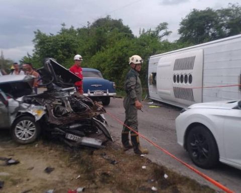 One dead in a traffic accident between a car and a tourist bus in Villa Clara