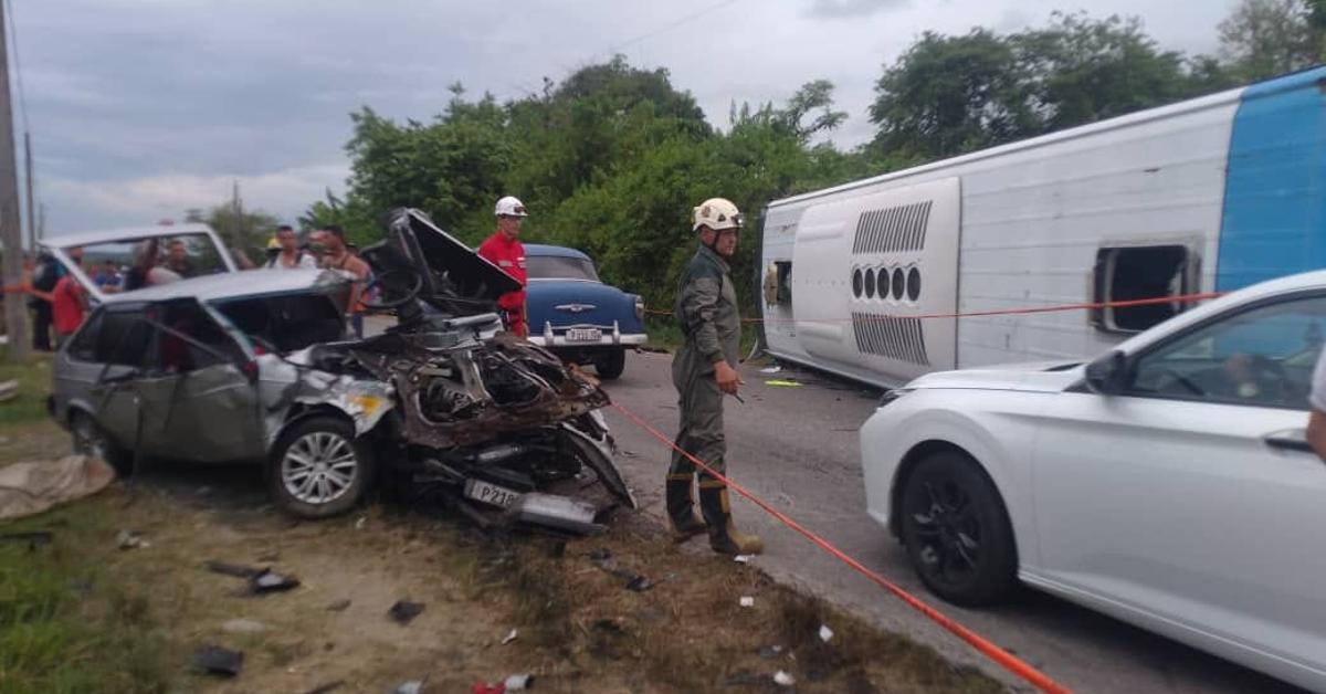 One dead in a traffic accident between a car and a tourist bus in Villa Clara