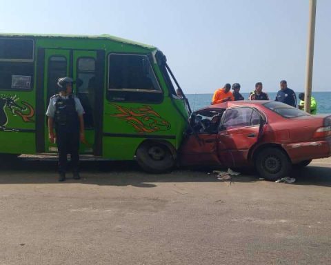 One woman dead and 11 injured in crash on road to Naiguatá