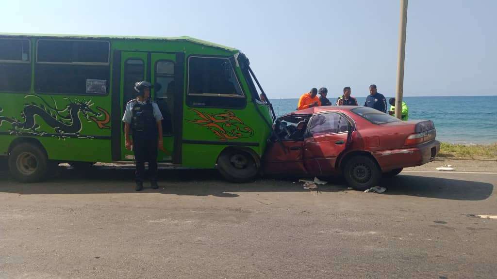 One woman dead and 11 injured in crash on road to Naiguatá