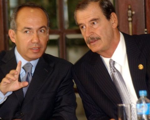 PAN members and former PAN members ask AMLO to reject Venezuela's results