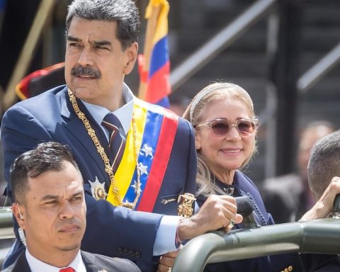 Peruvian personalities demand that the government speak out on political violence in Venezuela