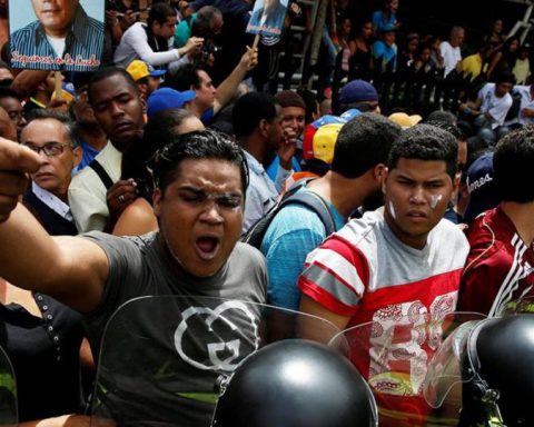 Protests in Venezuela leave four dead and call for new marches against Maduro