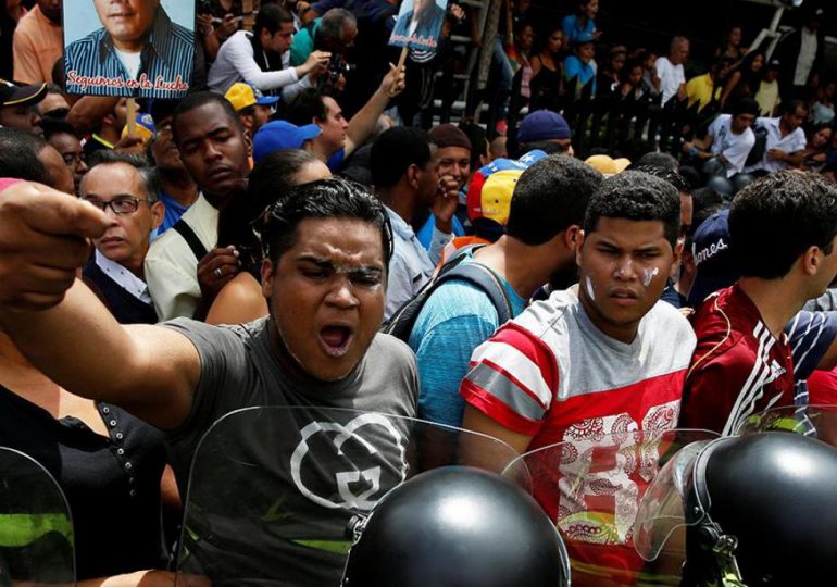 Protests in Venezuela leave four dead and call for new marches against Maduro