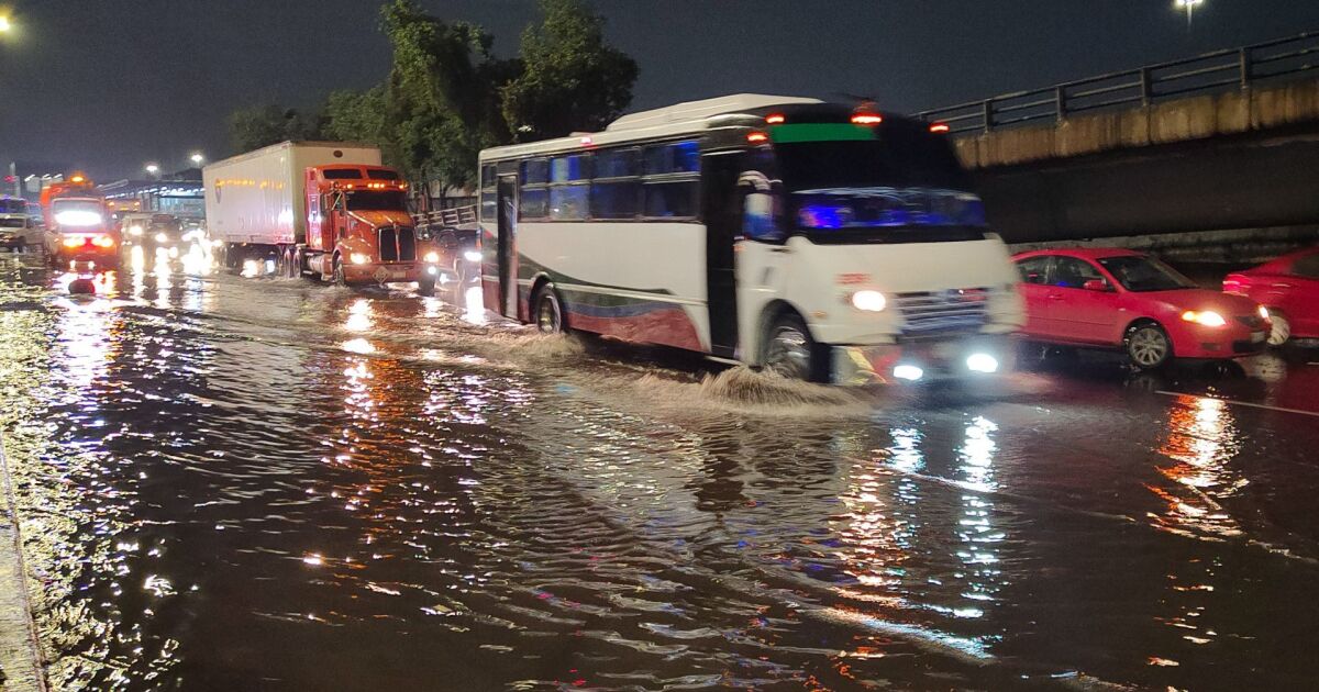 Rain causes landslides and flooding in northern Mexico City