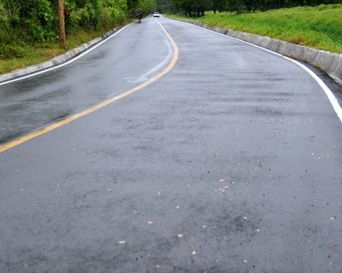 Raquel Peña and Deligne Ascención put paved streets into service in communities of Bonao