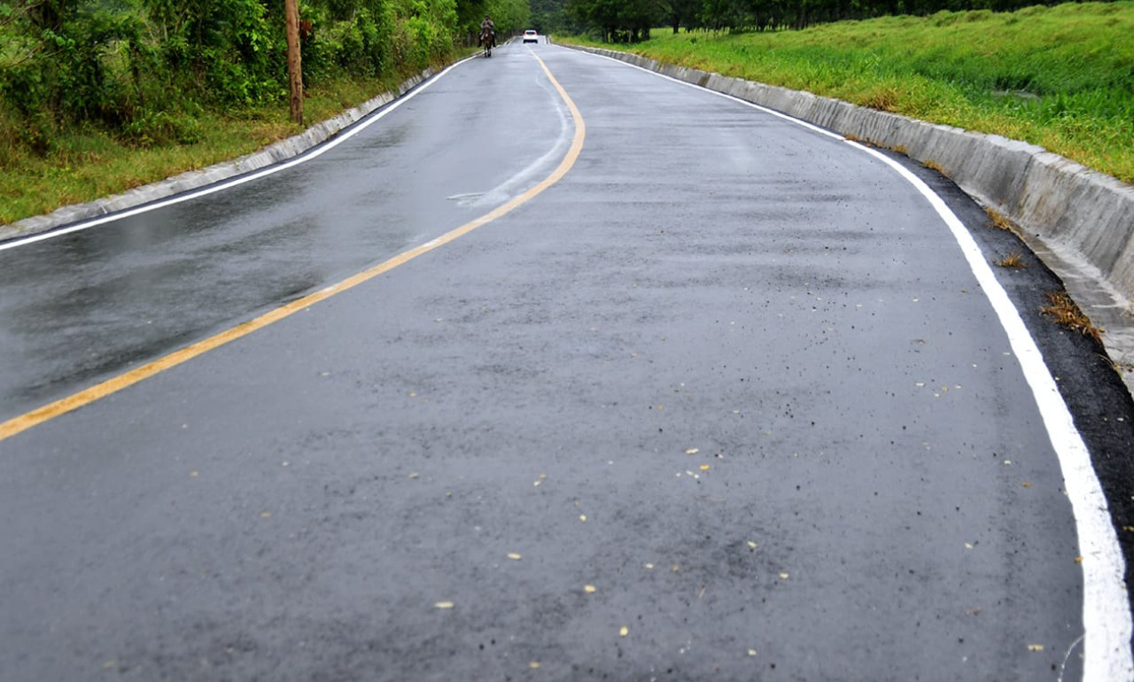 Raquel Peña and Deligne Ascención put paved streets into service in communities of Bonao