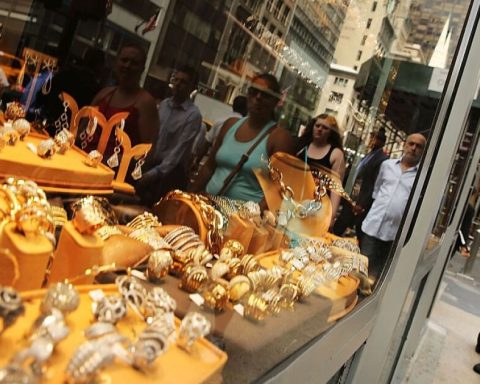 Record gold prices dampen global jewellery demand