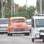 Vehículos de diversa marca y tipo en una carretera de Cuba