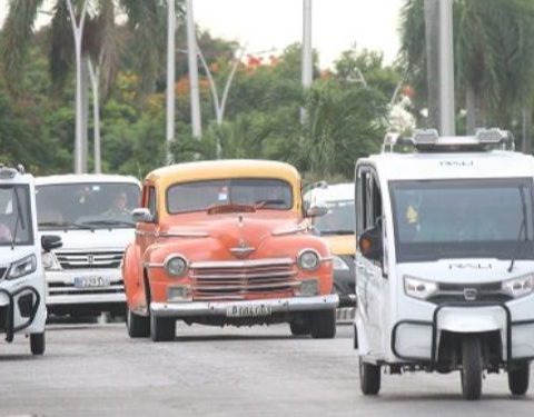 Vehículos de diversa marca y tipo en una carretera de Cuba