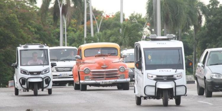 Vehículos de diversa marca y tipo en una carretera de Cuba