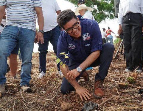 SDE Mayor's Office plants about a thousand native plants on Ecological Avenue