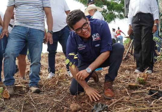 SDE Mayor's Office plants about a thousand native plants on Ecological Avenue