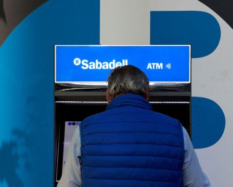 Sabadell expects higher income from loans; wants to avoid hostile takeover of BBVA