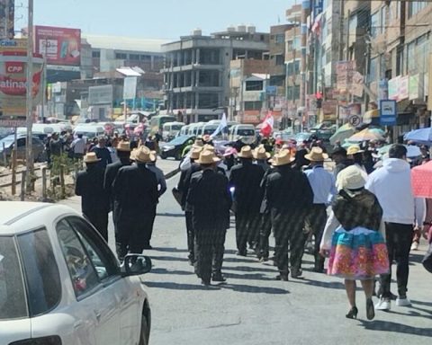 Santiago residents create congestion in the streets of Huancayo and risk their lives by invading roads