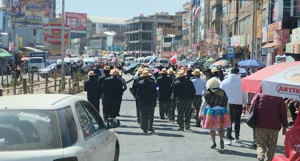 Santiago residents create congestion in the streets of Huancayo and risk their lives by invading roads