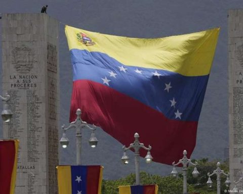 Six men arrested for planning blackout in Venezuela