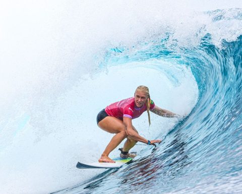 Tati Weston-Webb and Tainá Hinckel advance to the round of 16 in Tahiti