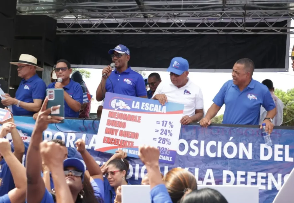 Profesores exigen reivindicaciones frente al Ministerio de Educación