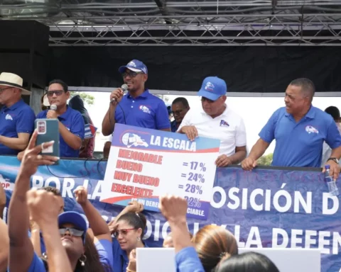 Profesores exigen reivindicaciones frente al Ministerio de Educación