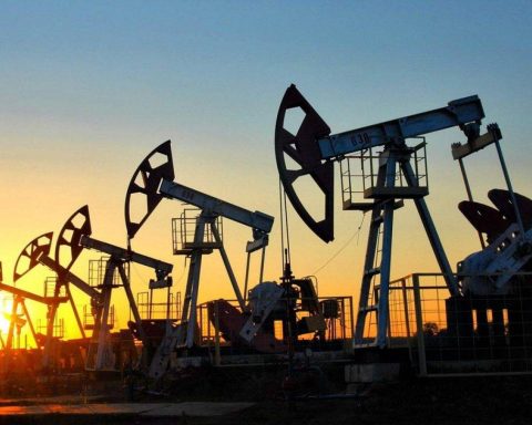 El petróleo de Texas baja un 0,4 %, enfocado en las perspectivas de demanda