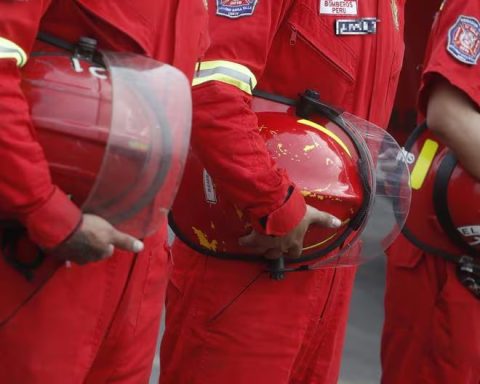 The National Fire Department of Peru announces a national strike on July 24 and 25