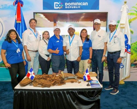The country exhibits the benefits of Dominican private aviation at a U.S. fair