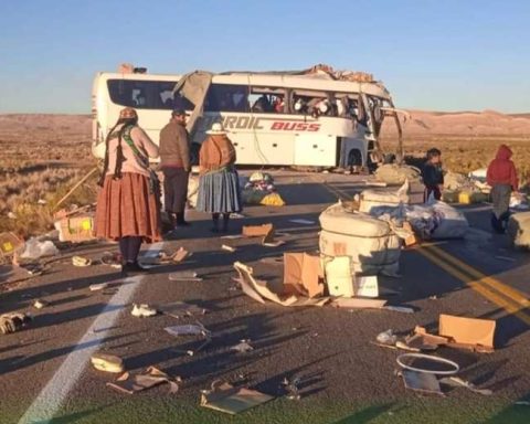 The death toll from the accident on the Patacamaya-Tambo Quemado highway has risen to 22