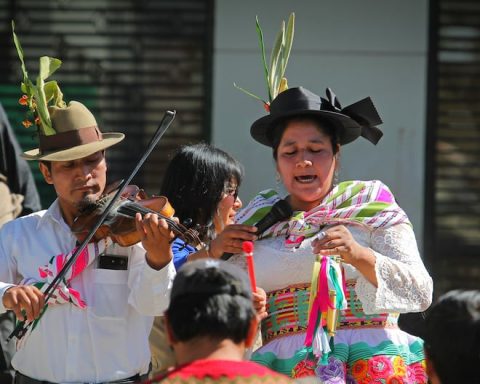 This 23rd and 24th Shacatan and singing contest, in Huancayo