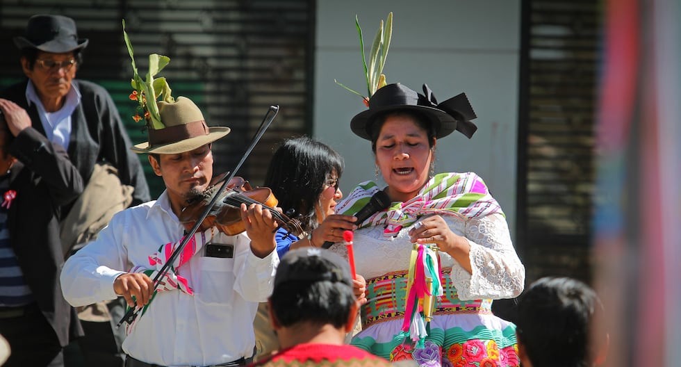 This 23rd and 24th Shacatan and singing contest, in Huancayo