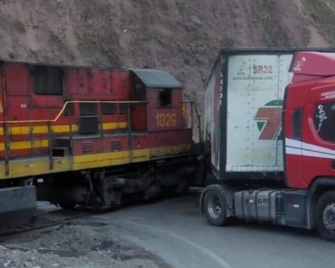 Trailer collides with train on the Lima – La Oroya line