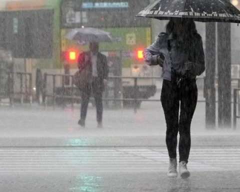 Onda tropical y vaguada provocarán lluvia este viernes