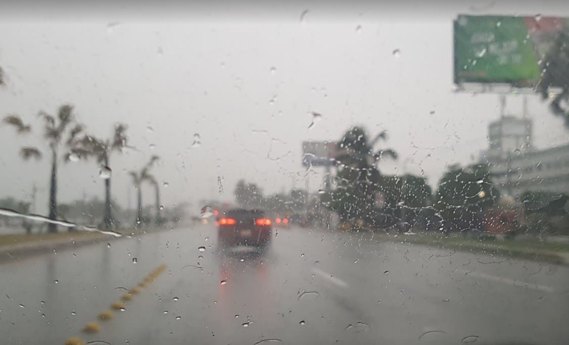 Onda tropical y vaguada mantendrán la mañana lluviosa