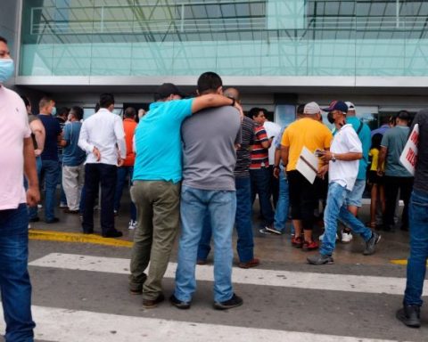 Migrantes cubanos en el Aeropuerto Internacional de Managua, Nicaragua