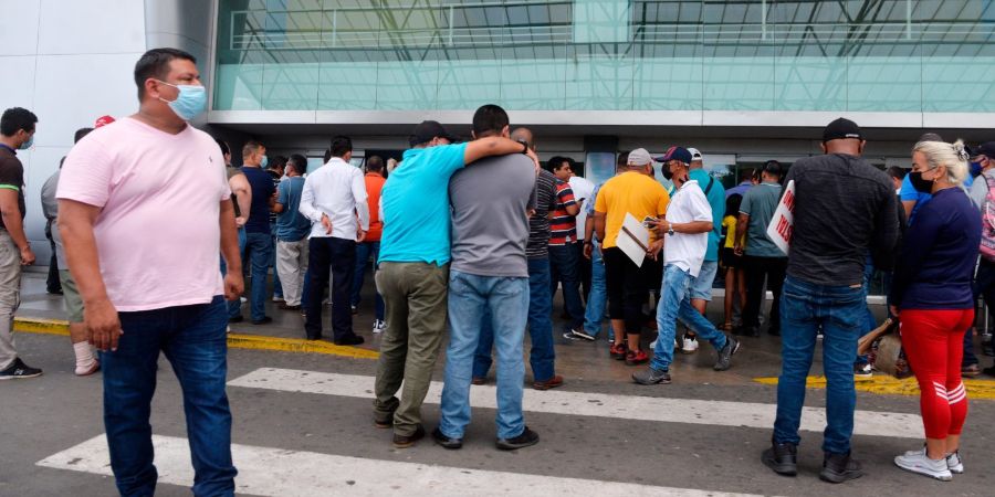 Migrantes cubanos en el Aeropuerto Internacional de Managua, Nicaragua