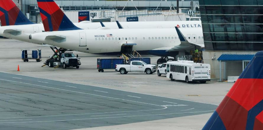 US government opens investigation into Delta after four days of mass cancellations