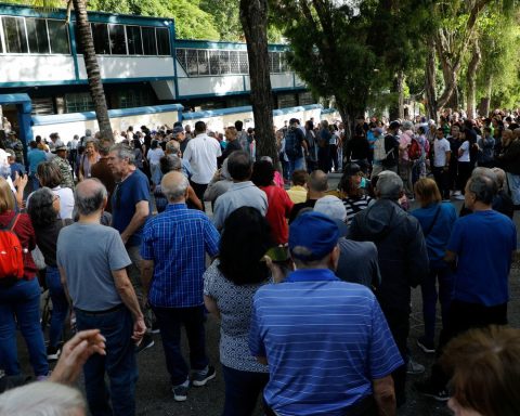 Venezuelans go to the polls to elect a new president