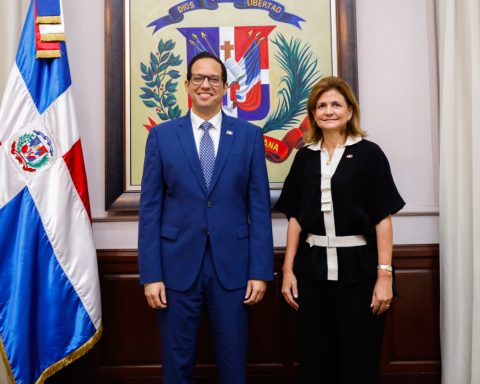 Sigmund Freund Mena, nuevo ministro de Administración Pública, junto a la vice presidenta, Paquel Peña