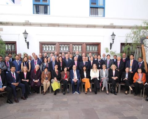 What are the risks and challenges currently facing the global economy?