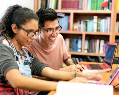 When will the Benito Juárez scholarship for the 2024-2025 cycle be deposited?