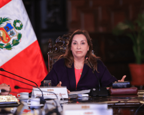 Which congressmen supported Dina Boluarte and rejected the complaint about deaths in protests?