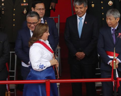 Wilfredo Oscorima was invited to the official stage of the military parade: Dina Boluarte avoided greeting him