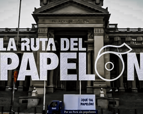 "What a role!": Paracas parades giant toilet paper in front of Congress and the Judiciary
